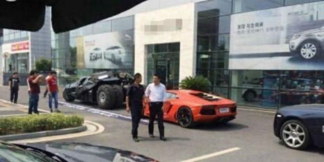 Seorang pria China memblokir sebuah dealer Land Rover di kota Shaoixing, provinsi Zhejiang dengan menggunakan sederet mobil mahal antara lain sebuah replika Batmobile dan sebuah Lamborghini.