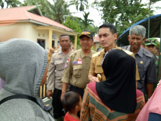 Sekda ketika mendampingi gubernur menyerahkan bantuan banjir