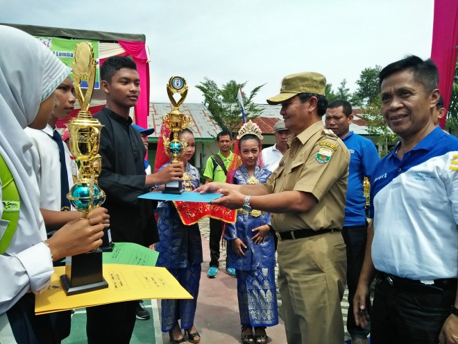 Bupati menyerahkan piala pada siswa pemenang lomba. 