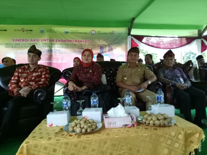 Pj bupati kailani bersama gubernur Jambi dalam suatu acara di candi 