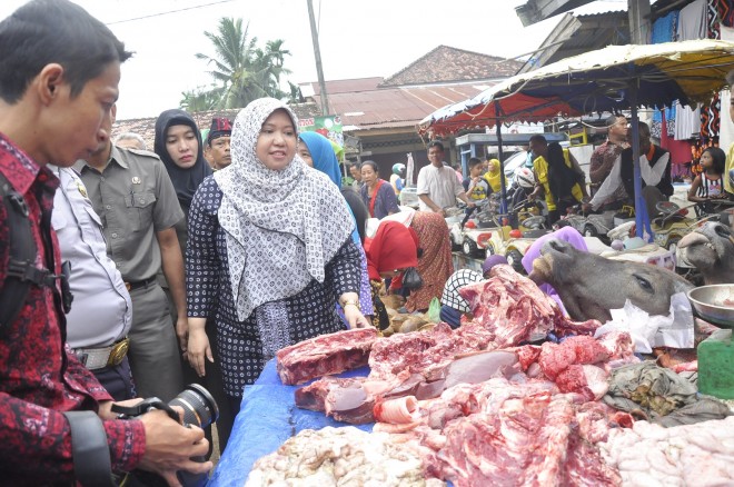 Bupati Masnah saat sidak di pasar Sengeti