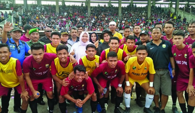 Bupati foto bersama pemain PS Muarojambi