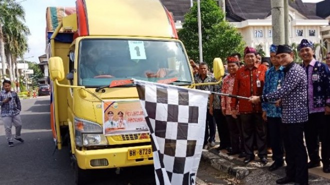 Gubernur Jambi Zumi Zola melepas distribusi beras sejahtera (rastra) untuk 10 kabupaten dan kota