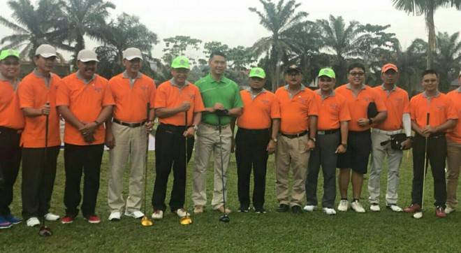 Sekda foto bersama pada pembukaan turnamen golf.