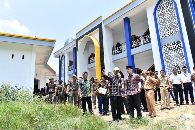 Zola saat meninjau  Masjid Nurul Hidayah Pasir Putih.