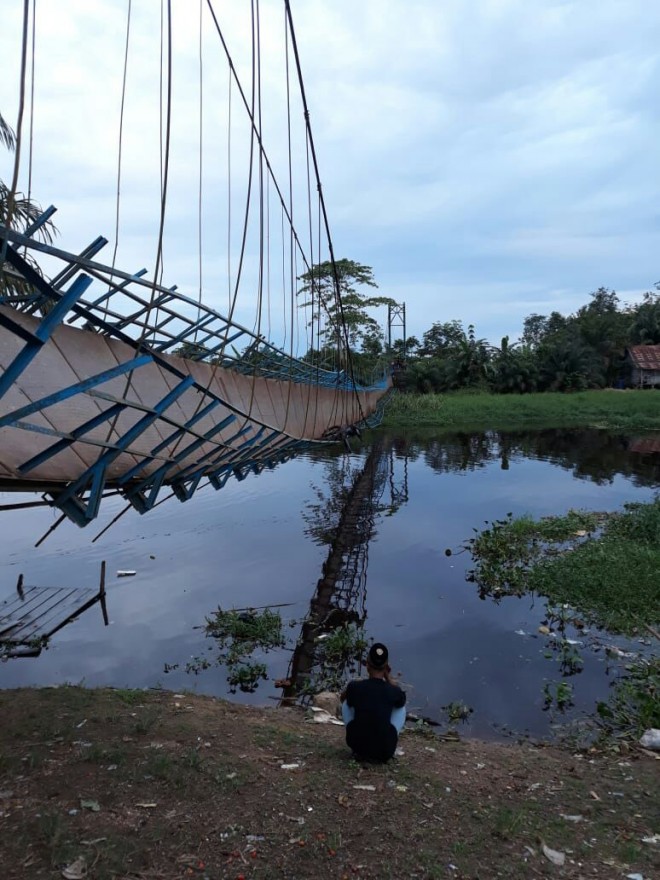 Kondisi Jembatan Gantung Desa Sponjen yang nyaris Ambruk 