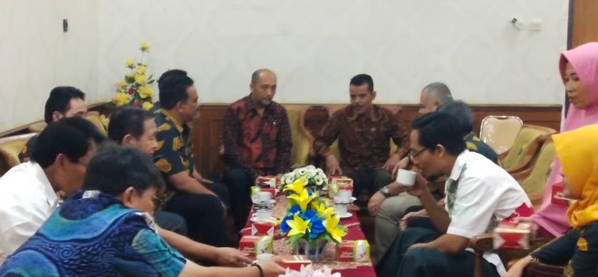 Ketua Komisi I menyambut kunjungan dewan Kabupaten Semarang.