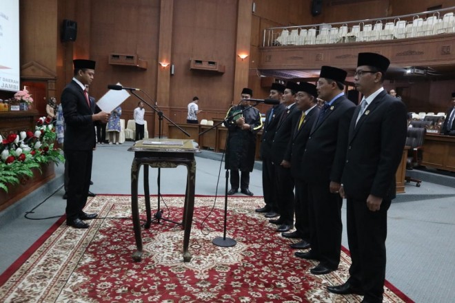 Pembacaan sumpah jabatan oleh ketua DPRD Muarojambi.