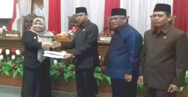 Bupati Muarojambi menyampaikan berkas tiga ranperda ke Ketua DPRD Muarojambi yang didampingi wakil Ketua.