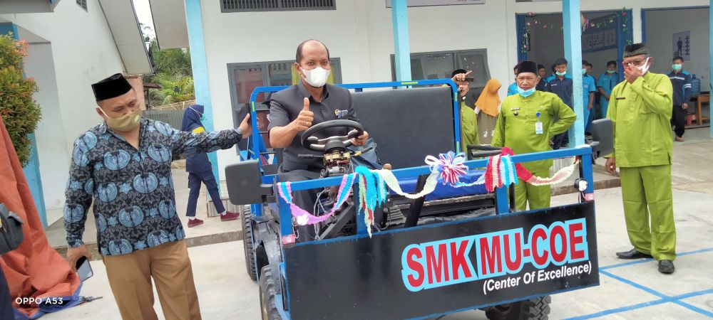 Anggota DPRD Muaro Jambi saat Test Drive Mobil Hasil Rakitan siswa SMK Muhammadiyah Bahar