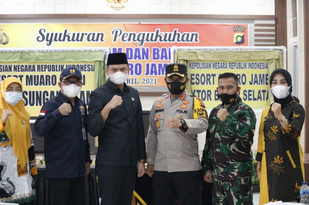 Ketua DPRD Bersama Kapolres Muaro Jambi Usai acara Pengukuhan