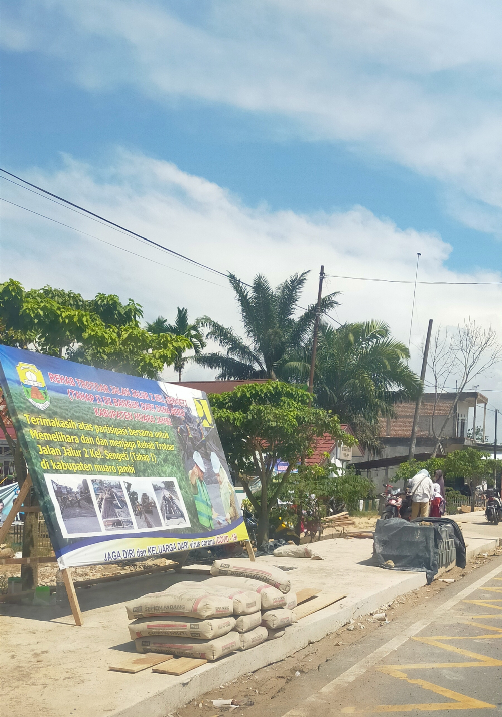 Trotoar yang dibangun Pemkab Muarojambi