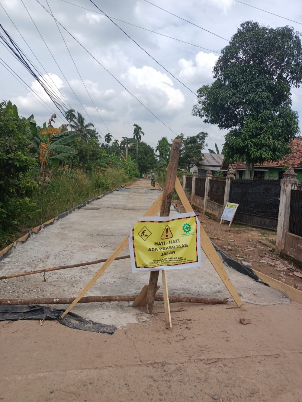 Pembangunan jalan Cor yang dihentikan warga