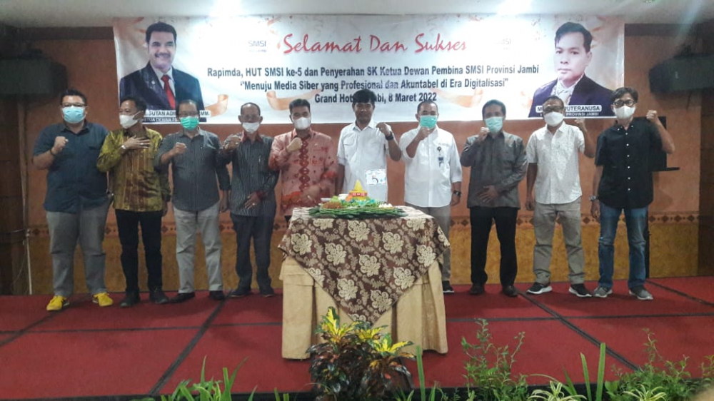 Pengurus SMSI Provinsi dan Kabupaten Berpoto Bersama Dewan Pembina usai penyerahan SK dan Pemotongan Tumpeng 