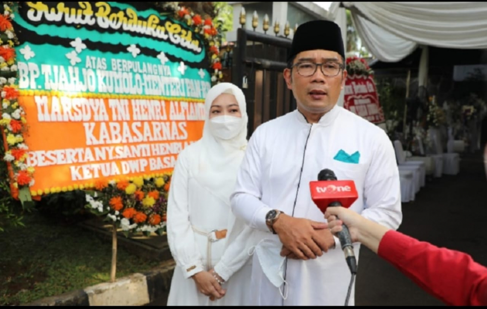 Ridwan Kamil bersama Istri saat diwawancarai salah satu media TV Nasional 