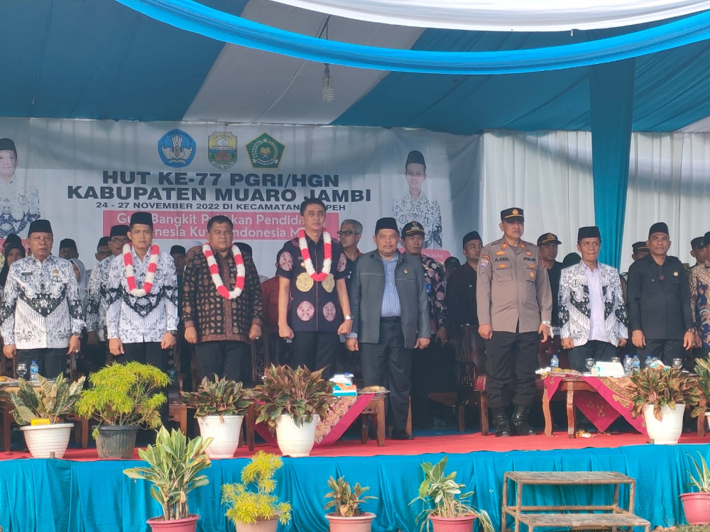 Pj Bupati dan Kadis Pendidikan bersama Undangan lainnya dalam Peringatan Hari Guru