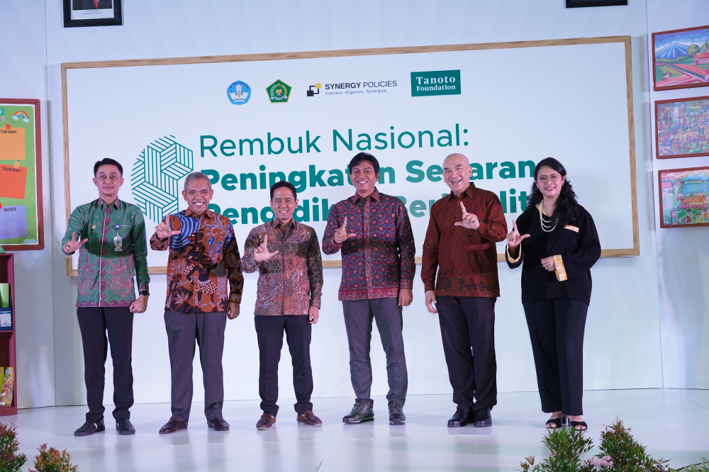 Pj Bupati Muaro Jambi Bachyuni berpoto bersama Bupati Kabupaten lainnya usai Acara Rembug Nasional 